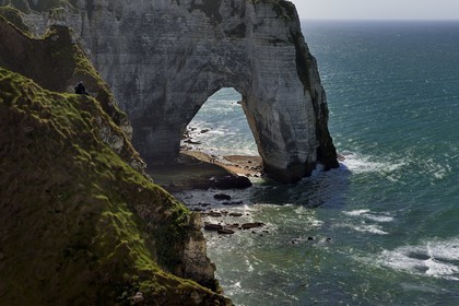 France, Seine-Maritime (76), Pays de Caux, Côte d'Albâtre, Etretat, la Manneporte vue depuis la falaise d'Aval