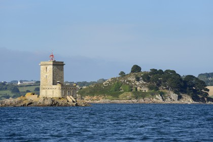 France, Finistère (29), Baie de Morlaix, le phare de l'Ile Noire devant l'Ile Sterec