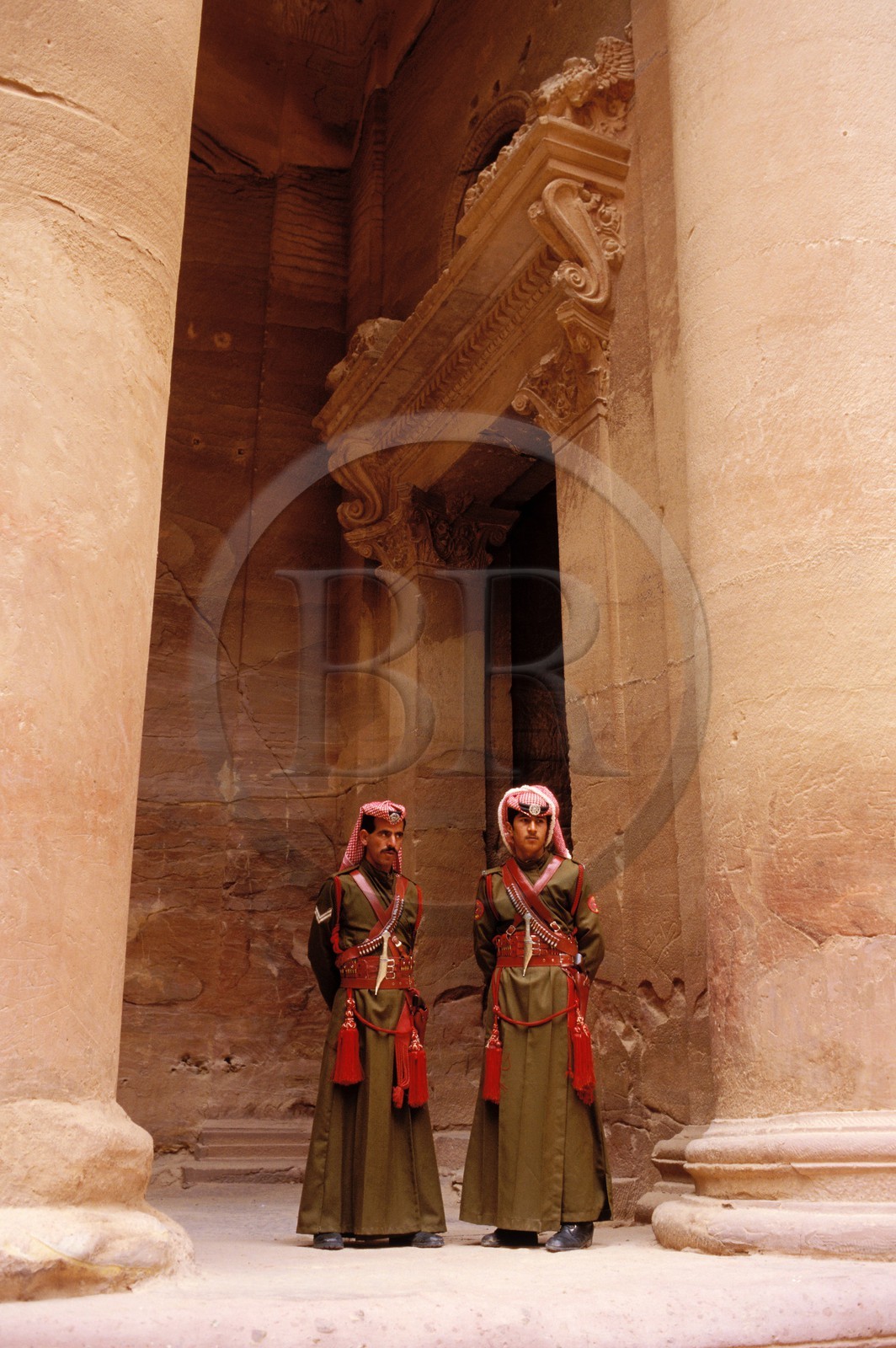 Jordanie, Petra, le Khazneh (le trésor) soldats de la légion arabe