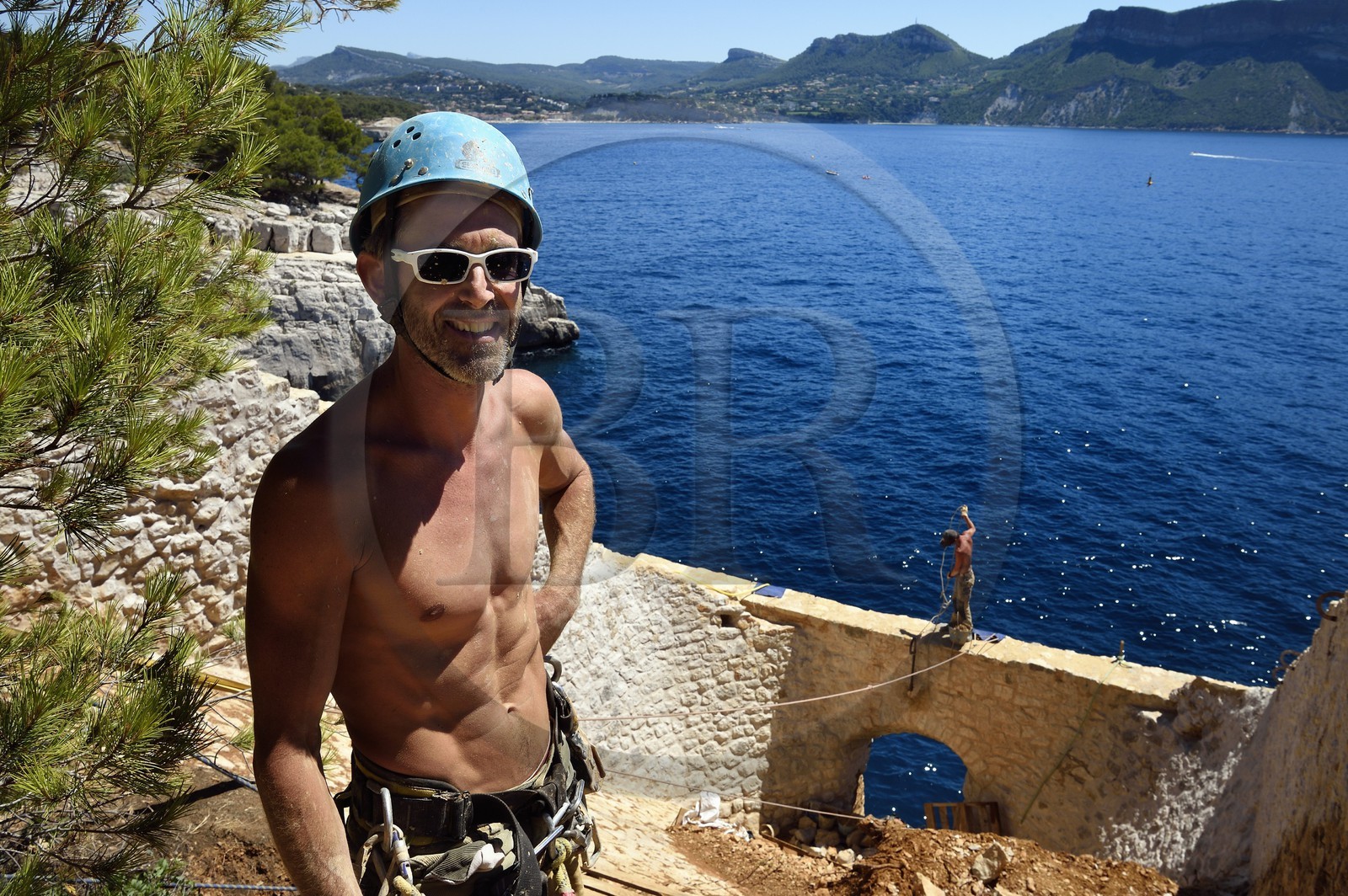 France, Bouches-du-Rhône (13), Cassis, Parc national des Calanques, baie de Cassis, pointe de la Cacau, restauration des Trémies par les cordistes de Alpes de lumière