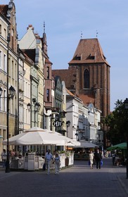 Pologne, Kujavie-Poméranie, ville de Torun, église Saint-Jean au bout de la rue Chelminska et Zeglarska