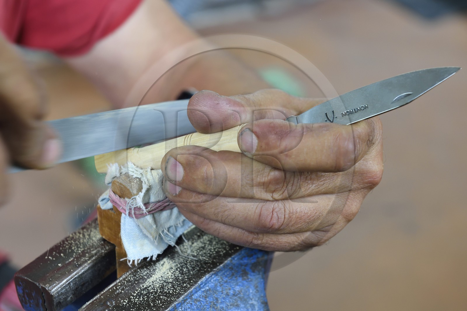 France, Dordogne (24), Périgord Vert, Nontron, fabrication des couteaux de Nontron à la Coutellerie Nontronnaise, finition du manche