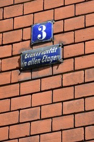 France, Bas-Rhin (67), Strasbourg, quartier de la Neustadt datant de la periode allemande, panneau en allemand indiquant Electricité à tous les étages