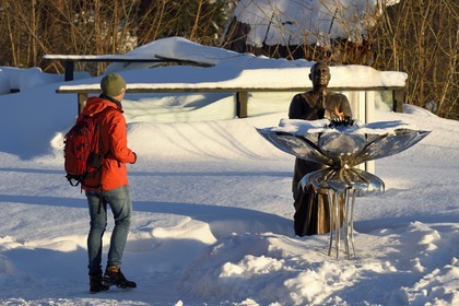 Norvège, Oslo, quartier de Holmenkollen, statue de Sri Chinmoy avec la flamme de la paix éternelle