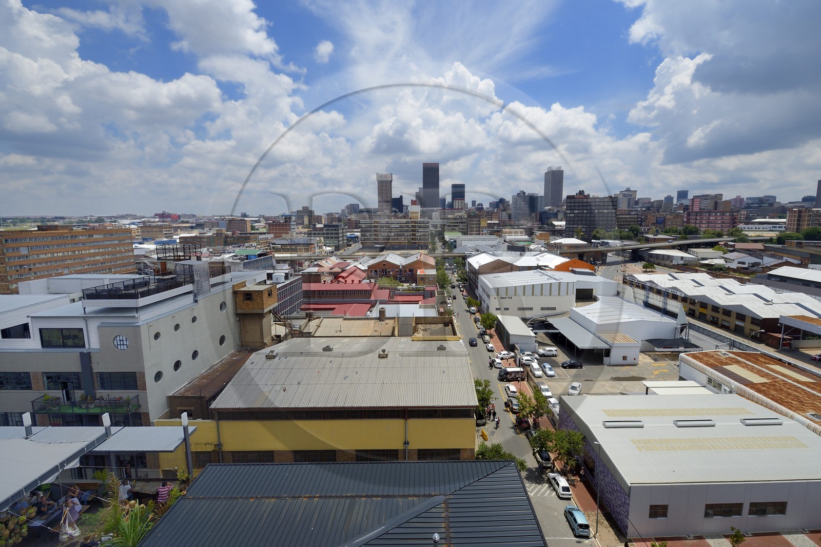 Afrique du Sud, province de Gauteng, Johannesburg, CBD (Central Business District), quartier de Maboneng autour de Fox street, terrasse du restaurant et bar The Living Room en premier plan