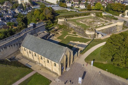France, Calvados (14), Caen, le château ducal de Guillaume le Conquerant, la salle de l'Echiquier et les ruines du donjon en arrière plan (vue aérienne)