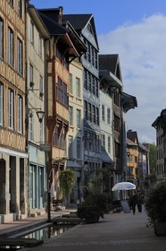 France, Seine-Maritime (76), Rouen, la rue Eau-de-Robec avec une reconstitution de la rivière qui y coulait autrefois