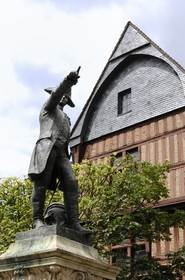 France, Loir-et-Cher (41), Vendôme, place Saint Martin, statue du maréchal de Rochambeau