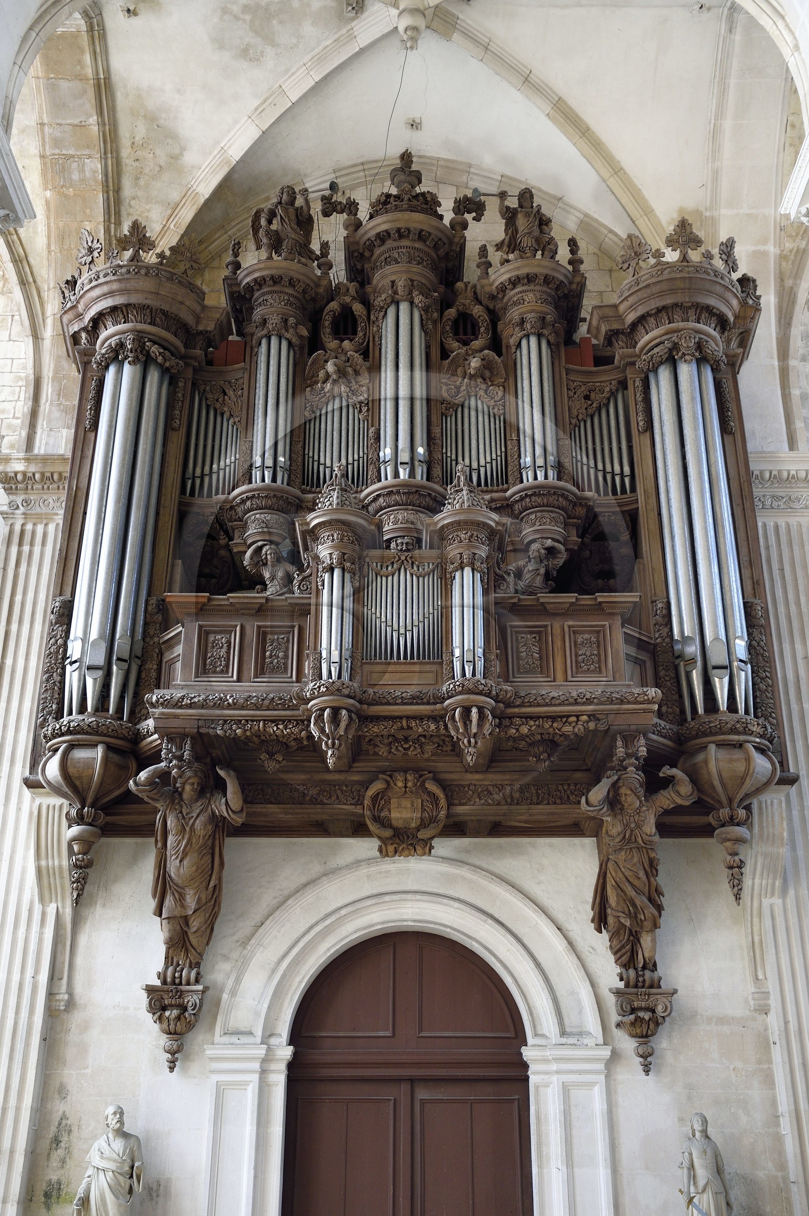 France, Meuse (55), Saint-Mihiel, église abbatiale Saint-Michel, buffet de l'orgue, chêne sculpté (XVIIème siècle)