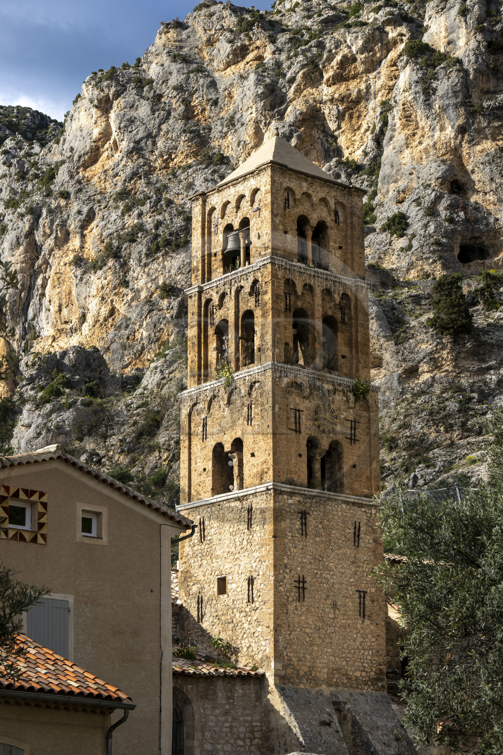 France, Alpes-de-Haute-Provence (04), Parc Naturel Régional du Verdon, Moustiers-Sainte-Marie, labellisé Les Plus Beaux Villages de France, l'église Notre-Dame-de-l'Assomption avec son clocher du XIIe siècle en tuff