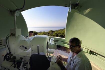 France, Var (83), Iles d'Hyères, Parc national de Port Cros, Ile du Levant, zone militaire, poste optique de la Verette, tourelle optronique du centre DGA Essais de missiles actionnée par monsieur Raymond P.