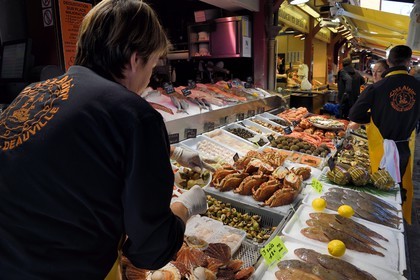 France, Calvados (14), Pays d'Auge, Trouville-sur-Mer, la halle aux poissons, étal de fruits de mer