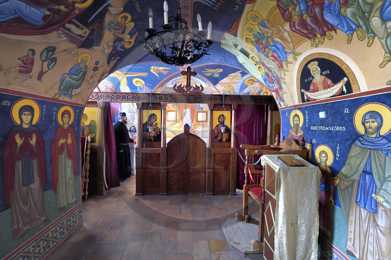 France, Var (83), Iles d'Hyères, parc national de Port Cros, Ile de Porquerolles, le Monastère orthodoxe Sainte-Marie dans l'ancien fort de la Repentance, Père Pantelimon dans l'église aménagée dans une ancienne réserve voutée