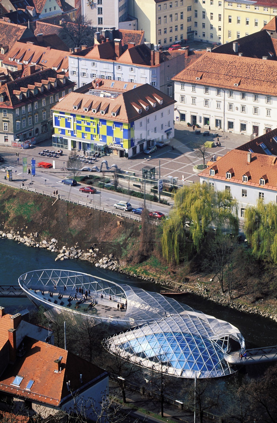 Autriche, Styrie, Graz, centre historique classé Patrimoine Mondial de l'UNESCO, l'île flottante sur la rivière Mur, Café et espace culturel créés par l'architecte Vito Acconci