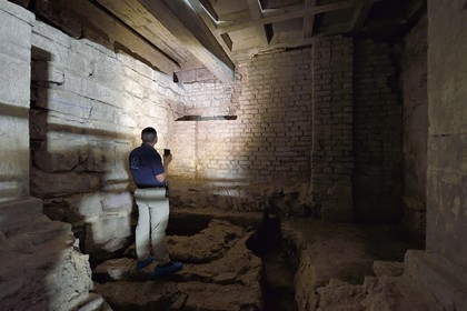 France, Bas-Rhin (67), Strasbourg, vieille ville classée au Patrimoine Mondial de l'UNESCO, la cathédrale Notre-Dame, sous la chapelle Saint-Laurent, les fondations de la Cathédrale romane de l'an Mil où subsistent encore des vestiges du camp légionnaire romain
