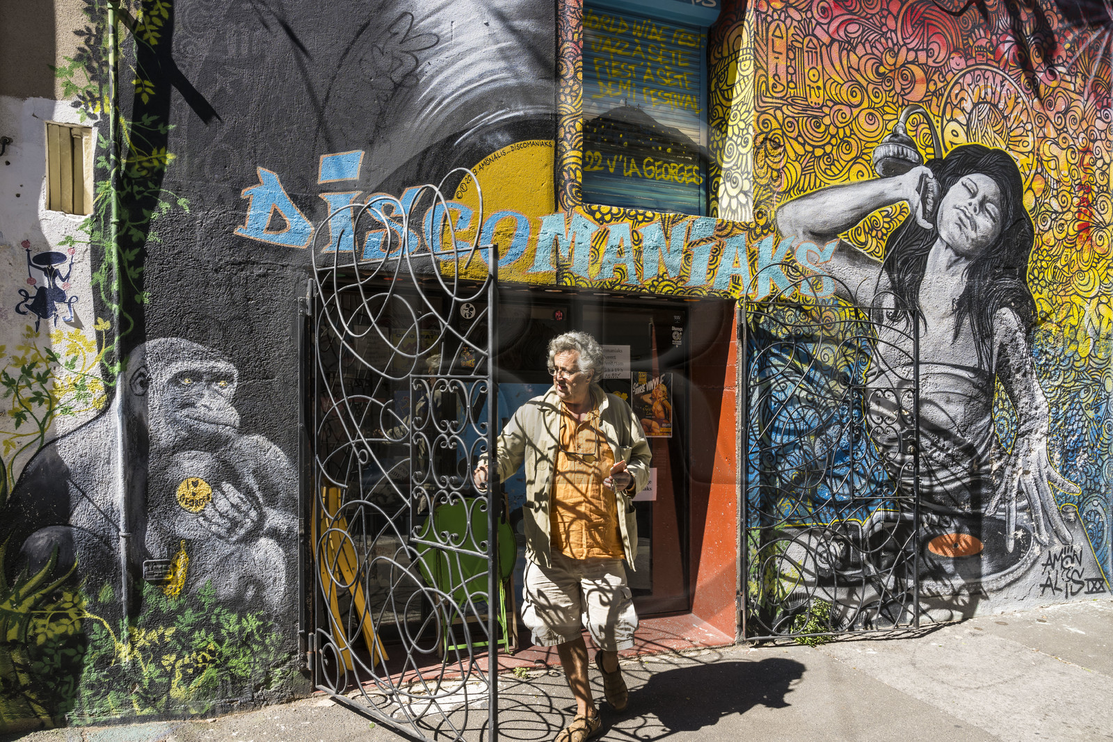 France, Hérault (34), Sète, fresque murale qui fait parti du MACO - Musée à ciel ouvert, oeuvre des artistes Amonalis (Stéphane Dumont et Alice Santraine) dans la rue de Tunis, Pascal Larderet qui dirige la boutique de disques vinyles Discomaniaks