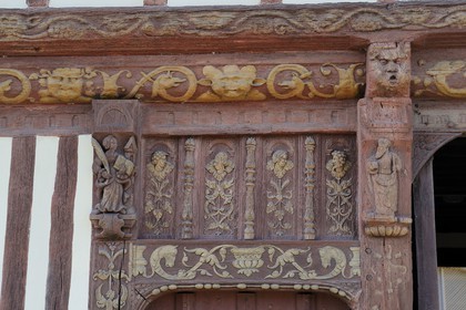 France, Seine-Maritime (76) Saint-Valery-en-Caux, la maison à colombage dite Henri IV (1540) appelée aussi maison Ladiré, détail de façade, bois sculpté