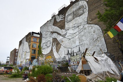 Allemagne, Berlin, quartier de Friedrichshain-Kreuzberg, peinture murale géante dans un squat de la Schlesische strasse
