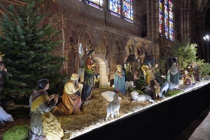 France, Bas-Rhin (67), Strasbourg, vieille ville classée au Patrimoine Mondial de l'UNESCO, la cathédrale Notre-Dame, la crèche de la nativité installée dans la Nef à l'occasion de Noël
