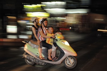 Vietnam, Hanoï, circulation en moto dans la vieille ville