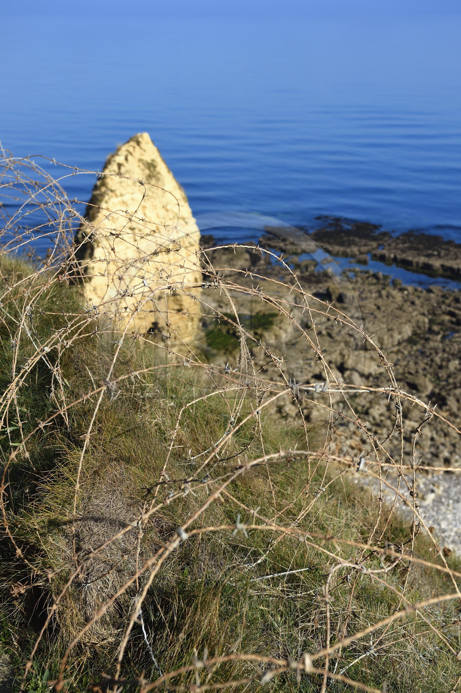 France, Calvados (14), Cricqueville-en-Bessin, barbelés du blockhaus de la Pointe du Hoc