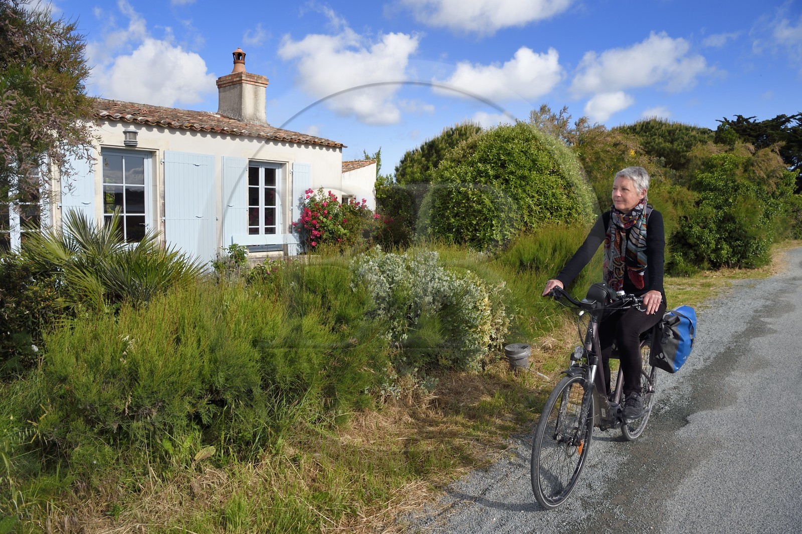 France, Charente-Maritime (17), Ile d'Aix, cycliste faisant la véloroute La Flow Vélo passant devant une petite maison de pêcheur typique