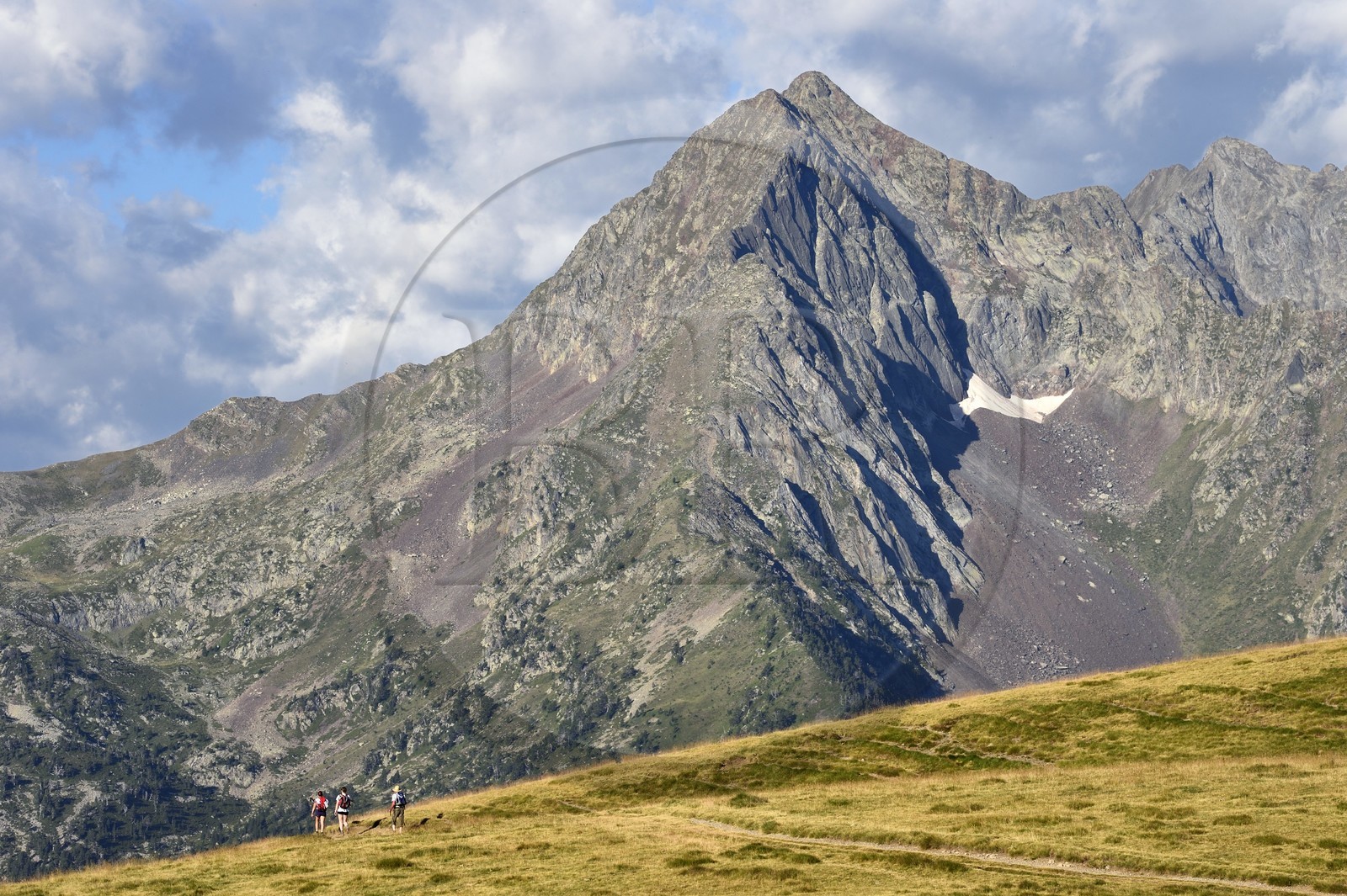 France, Hautes-Pyrénées (65), Saint-Lary-Soulan et Vielle-Aure, randonnée sur une variante du GR10 entre le col de Portet et les lacs de Bastan en bordure de la réserve naturelle de Néouvielle en arrière plan