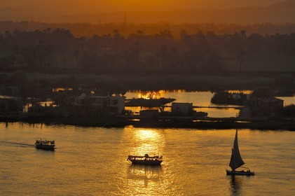 Egypte, Haute Egypte, vallée du Nil, Louxor, felouques sur le Nil