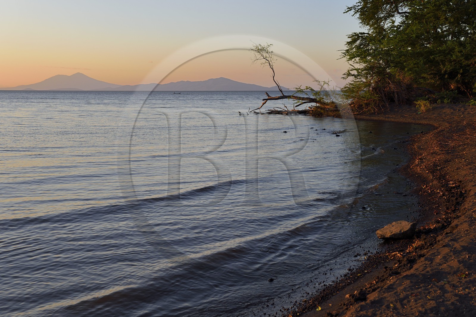 Nicaragua, Ile d'Ometepe, coucher de soleil sur une plage du lac Nicaragua