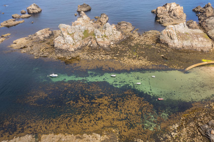 France, Finistère (29), Mer d'Iroise, Ile d'Ouessant, le mouillage de Yuzin sur la cote Nord (vue aérienne)