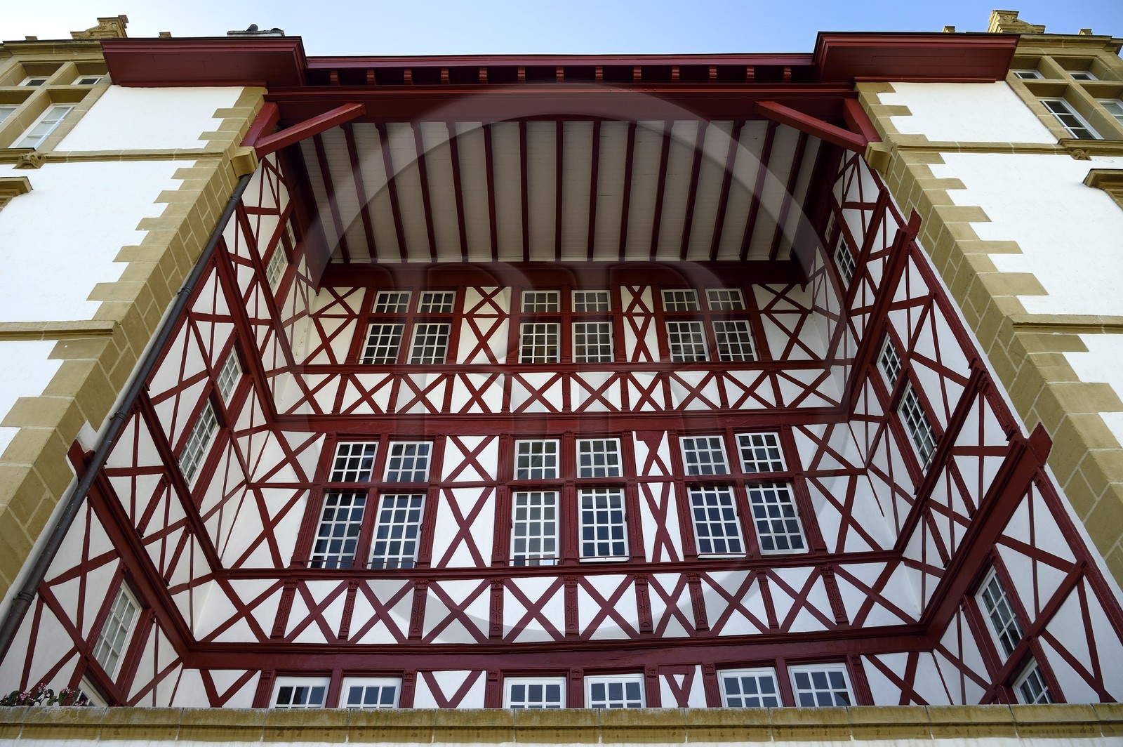 France, Pyrénées-Atlantiques (64), Pays-Basque, Bayonne, le Bistrot des Halles Chez Pantxo, et la façade à colombages de la maison Moulis rue Port de Bertaco en arrière plan