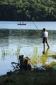 France, Nièvre (58), lac de Pannecière, pêche à la ligne en soirée