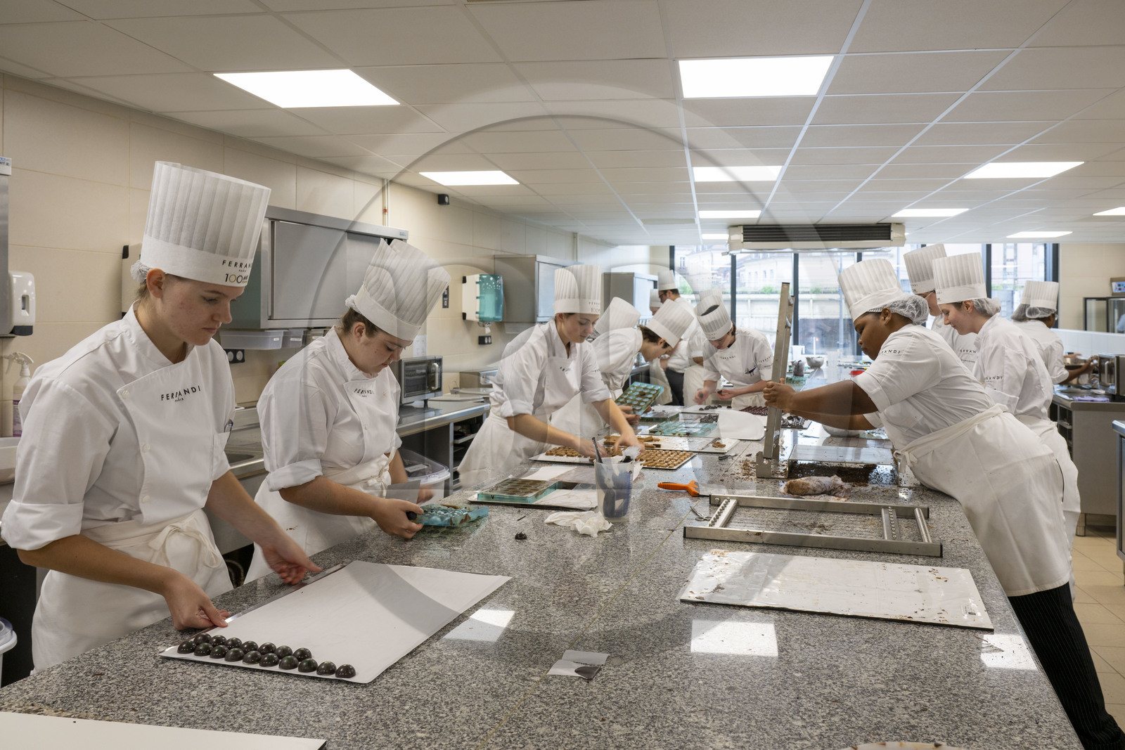 France, Côte-d'Or (21), Dijon, zone classée Patrimoine Mondial de l'UNESCO, Cité Internationale de la Gastronomie et du Vin par l'architecte Anthony Béchu, cours de patisserie dans le canon de lumière qui abrite l'école Ferrandi