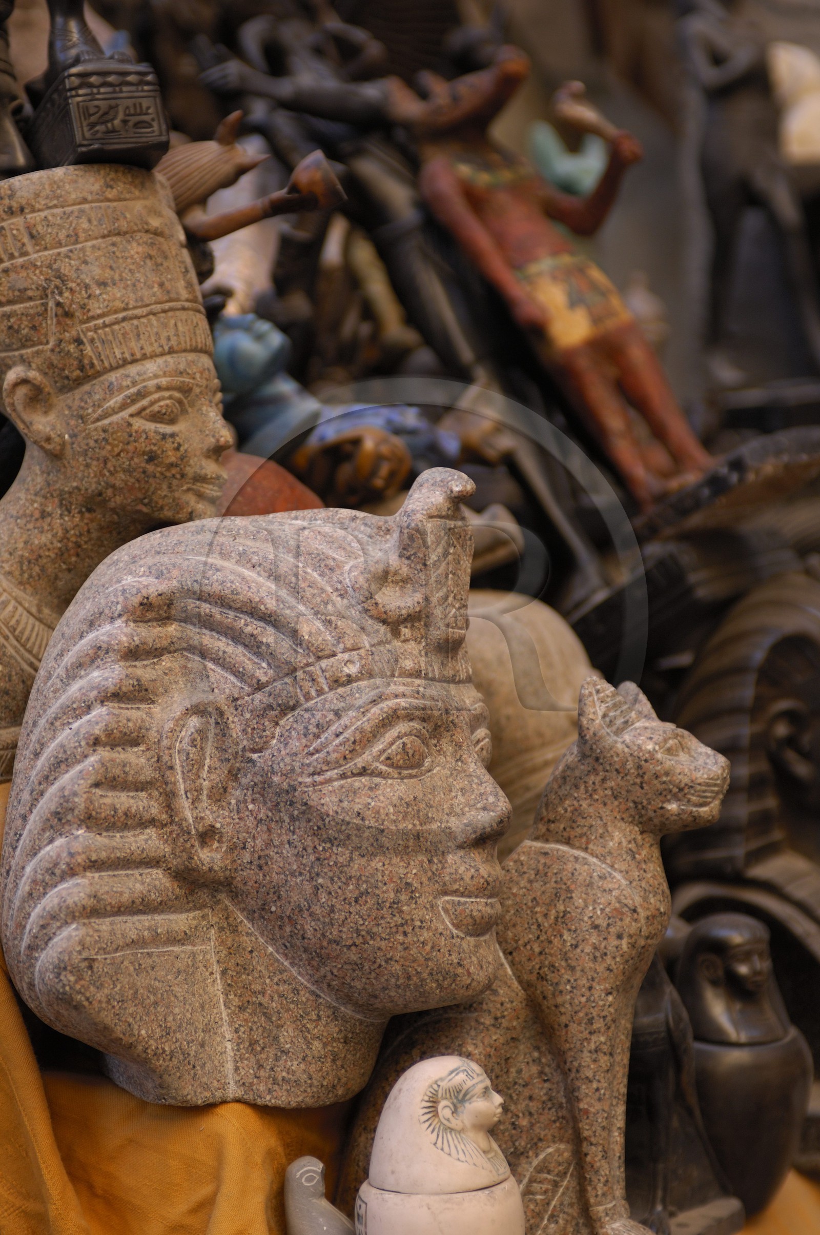 Egypte, Haute Egypte, vallée du Nil, Louxor, le souk, souvenirs pour touristes