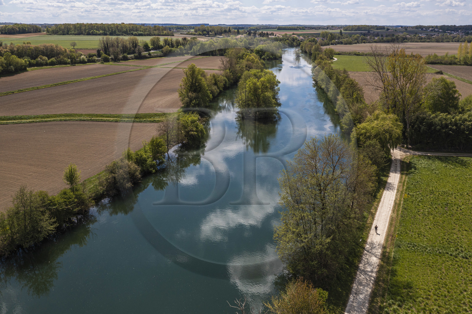 France, Charente (16), Sireuil, La Charente bordée par le chemin de halage devenu aujourd'hui la véloroute la Flow Vélo (vue aérienne)