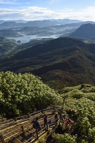Sri Lanka, province du centre, Dalhousie, paysage sur le réservoir Maussakelle depuis le sommet du Pic d'Adam (Adam's Peak) et les marches