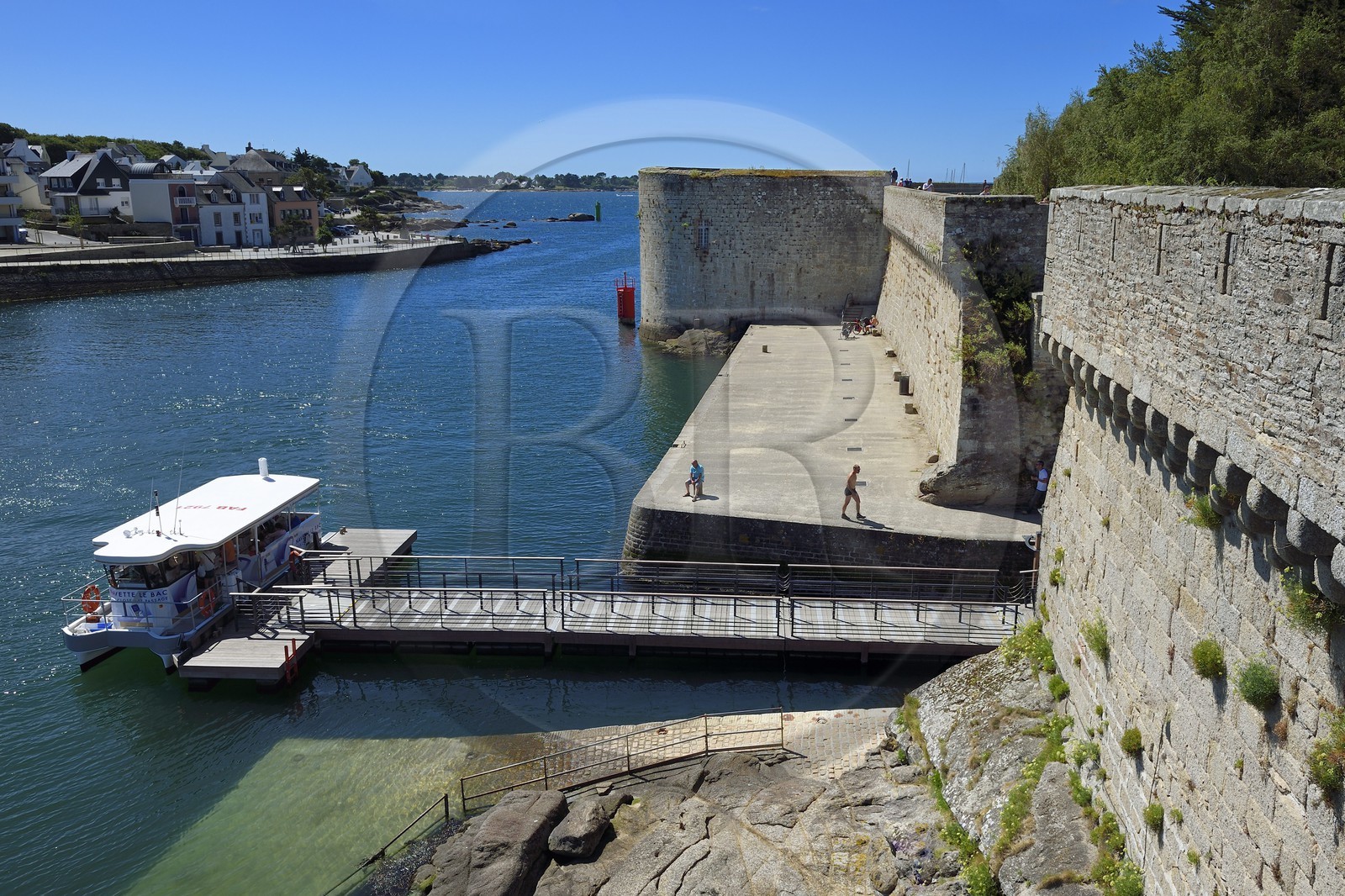 France, Finistère (29), Concarneau, la Ville Close, le ferry électrique et les remparts