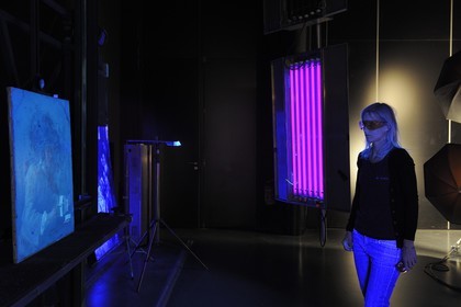 France, Paris (75), Laboratoire du Centre de recherche et de restauration des musées de France (C2RMF), observation et photographie sous rayon UV du tableau le Château de Cartes (1737) du peintre Chardin