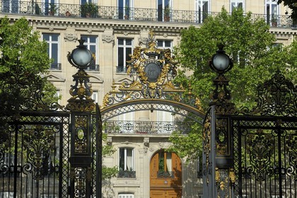 France, Paris (75), grille d'une des entrées du Parc Monceau et immeuble haussmannien de première classe au n° 84-88 boulevard Malesherbes en arriere plan
