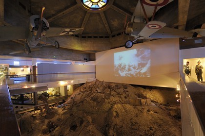 France, Meuse (55), région de Verdun, Fleury-devant-Douaumont, Mémorial de Verdun construit sur le site de la gare du village détruit, reconstitution du champ de bataille