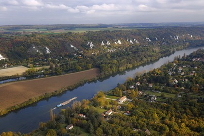 France, Val-d'Oise, barge on the Seine upstream of the Roche Guyon at Chantemesle, Haute-isle island in the foreground and the cliffs along the Valley road (aerial view)
