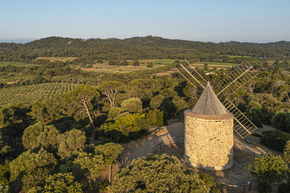 France, Var (83), Iles d'Hyères, parc national de Port Cros, Ile de Porquerolles, le moulin du XVIIIème siècle (vue aérienne)
