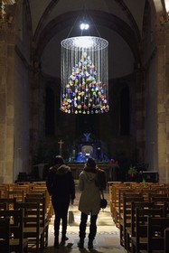 France, Bas-Rhin (67), Selestat, église Sainte-Foy, lustre composé de 173 boules de Noël en verre de Meisenthal qui est une évocation contemporaine des anciens lustres de l'église