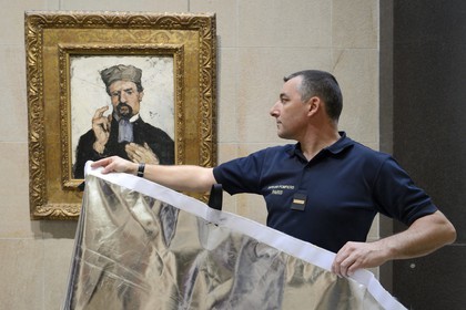 France, Paris (75), musée d'Orsay, le pompier adjudant-chef Xavier Trémeau utilisant une bâche spécialement conçue pour la protection des oeuvres d'art en cas de sinistre, Paul Cézanne (1839-1906) L'avocat