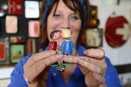 Paris (75), Cité Véron au 94 Bd de Clichy, appartement de Boris Vian, jouets les deux amoureux qui font la couverture du livre l'écume des jours