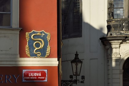 République Tchèque, Prague, centre historique classé Patrimoine Mondial de l'UNESCO, la vieille ville (Stare Mesto), ancienne enseigne de magasin sur la petite place de la rue Karlova