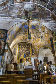 France, Hautes Alpes (05), Nevache, village de Plampinet, interieur de l'église Saint Sebastien, fresques murales du XVIe siecle, des scouts d'Europe, clan Saint Vincent de Paul, célèbrent une messe