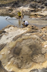 Brésil, Etat du Minas Gerais, ville de Diamantina, garimpero, prospecteur d'or dans une rivière (Route de l'or, Estrada Real)
