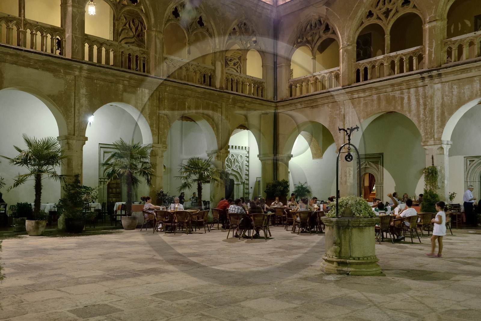 Espagne, Estremadure, Guadalupe, monastère royal de Santa Maria de Guadalupe classé Patrimoine mondial de l'UNESCO, le cloitre gothique qui sert d'hotel au monastère