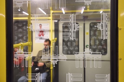 Allemagne, Berlin, U Bahn, metro à la station Senefelderplatz avec logo de la Porte de Brandebourg